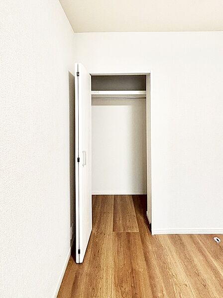 内装「無料オンライン相談」受付中!衣類や荷物などの収納に便利なクローゼット付き。