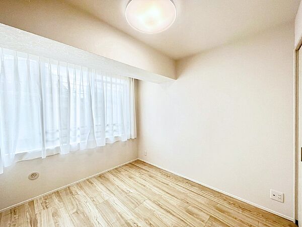 内装「無料オンライン相談」受付中！窓からのやさしい光が心地よいプライベートルーム