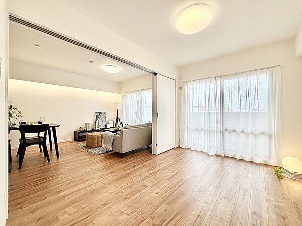 内装「無料オンライン相談」受付中！バルコニーに繋がるお部屋は開放感があります。　