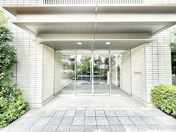 外観「無料オンライン相談」受付中！綺麗なエントランスは、居住者を優しく迎えいれてくれます