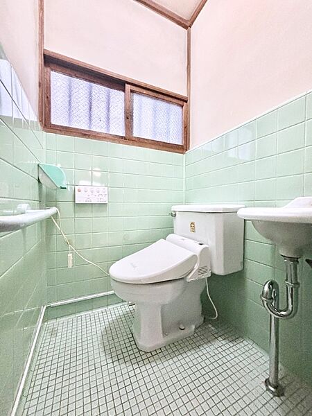 明るく清潔感のあるトイレです。