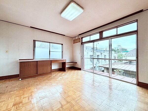窓からのやさしい光が心地よいプライベートルーム