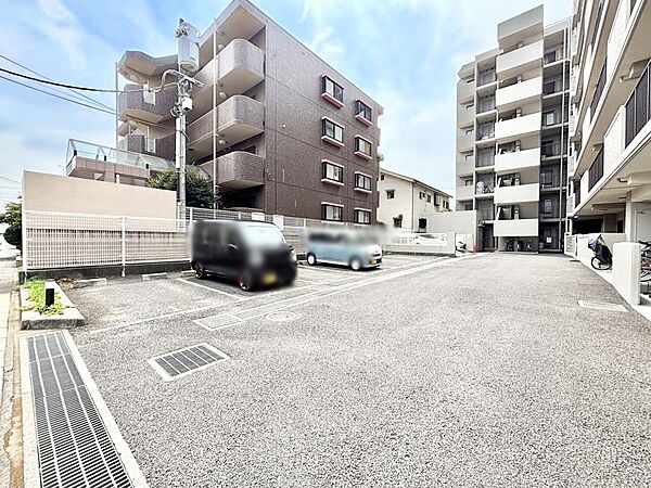 外観「無料オンライン相談」受付中！駐車場（空き状況は都度ご確認ください）