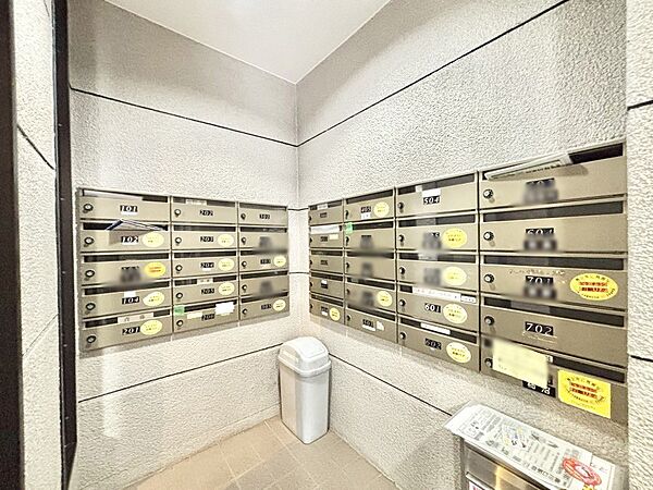 外観「無料オンライン相談」受付中！ポストはエントランス内