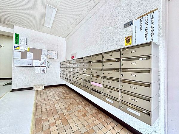 外観「無料オンライン相談」受付中！ポストはエントランス内