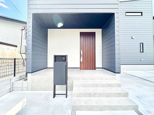 シンプルで落ち着いた雰囲気の玄関でご家族やお客様をお出迎え!