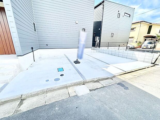 車の出し入れスムーズ!並列駐車2台分のカースペース付きです。