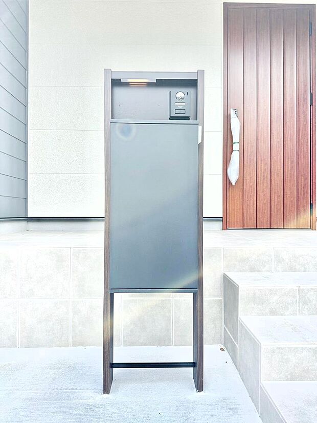 表札・インターホン・ポスト・宅配ＢＯＸが一体型となったシンプルデザインの門柱