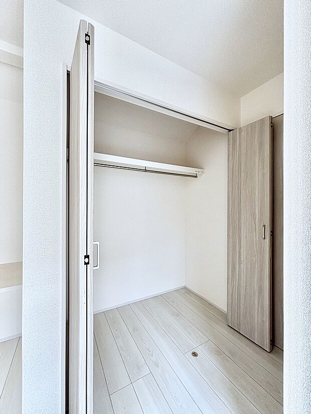 洋室のクローゼット。奥行きがあるので厚手の衣類もすっきり収まります。