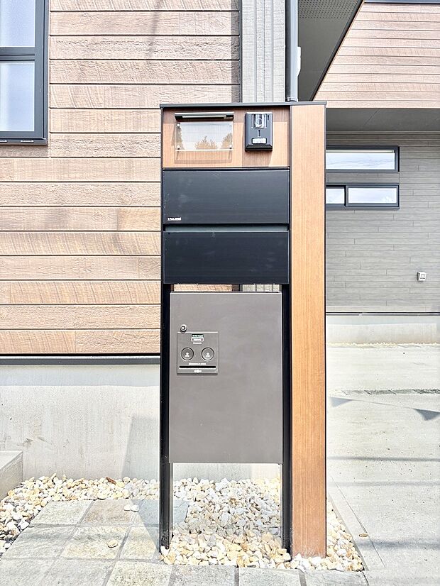 表札・インターホン・ポストをひとつに集約。エントランスになじむシンプルデザイン。