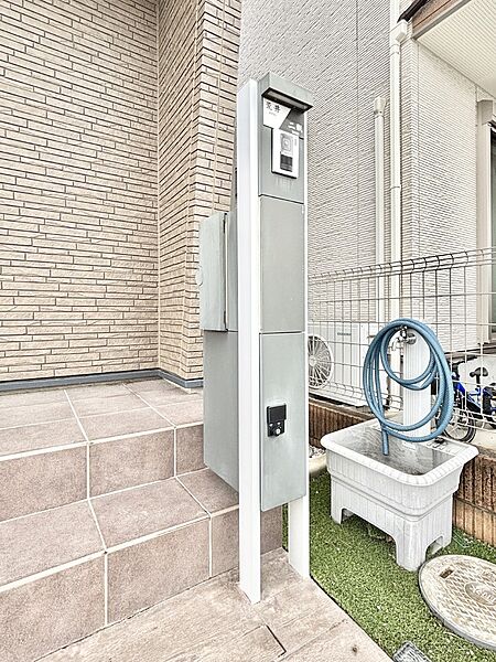 外観「無料オンライン相談」受付中！エントランスになじむシンプルデザイン。