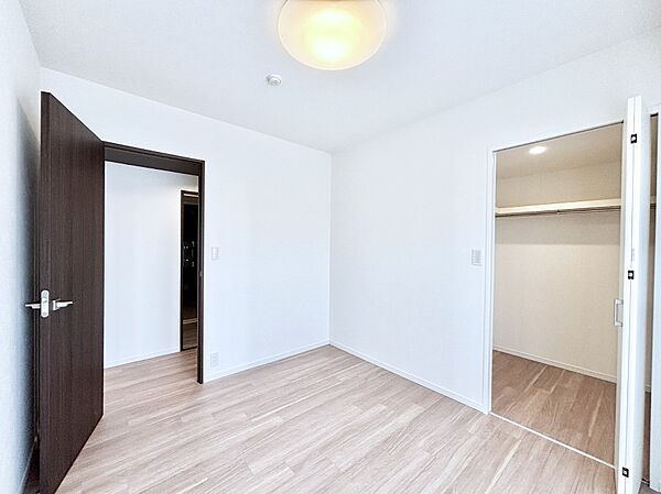 お子さまのお部屋としても！衣類の整理整頓に便利なクローゼット付きの洋室。