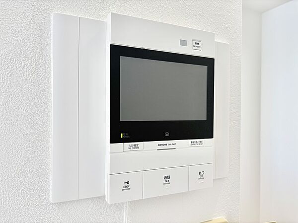 訪問者が一目でわかる安心のＴＶモニター付きインターホン。