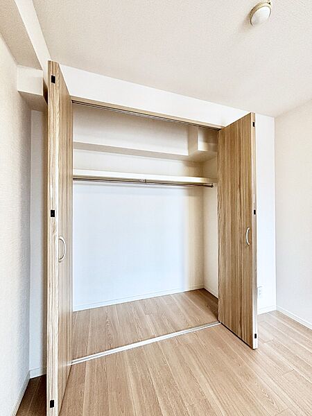内装「無料オンライン相談」受付中！奥行きがあるので厚手の衣類もすっきり収納できます。