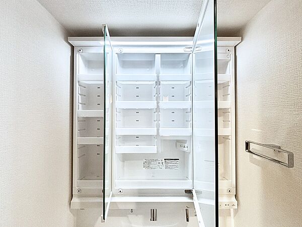 設備「無料オンライン相談」受付中！三面鏡の裏に、化粧品や衛生用品などを収納可能