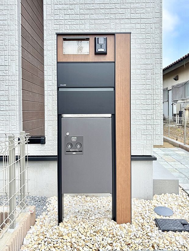 表札・インターホン・ポスト・宅配BOXをひとつに集約。エントランスになじむシンプルデザイン。