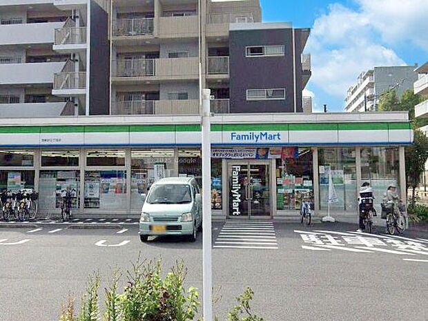 コンビニ 200m ファミリーマート 西新井三丁目店