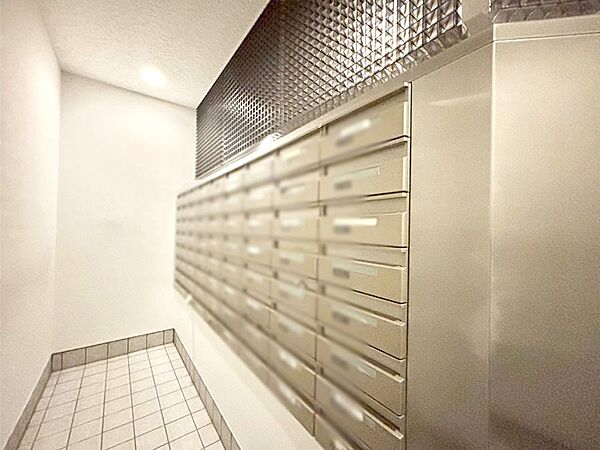 外観「無料オンライン相談」受付中！ポストはエントランス内にあるので雨に濡れず郵便が受け取れますね！