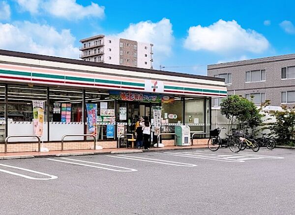 コンビニ 300m セブン-イレブン 足立六木1丁目店
