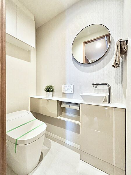 毎日を快適に！清潔感あるウォシュレットトイレ。手洗器付き。