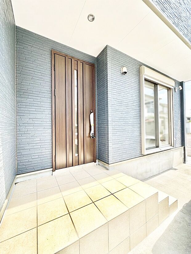 外観「無料オンライン相談」受付中!玄関前は雨が降っても濡れにくい屋根付き