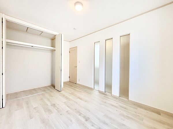 お子さまのお部屋としても！衣類の整理整頓に便利なクローゼット付きの洋室！