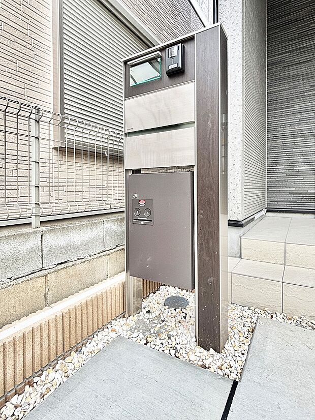 表札・インターホン・ポスト・宅配BOXをひとつに集約。エントランスになじむシンプルデザイン。