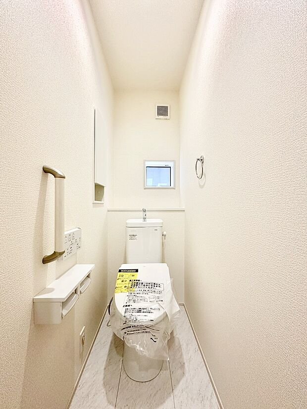 明るく清潔感のあるトイレです。