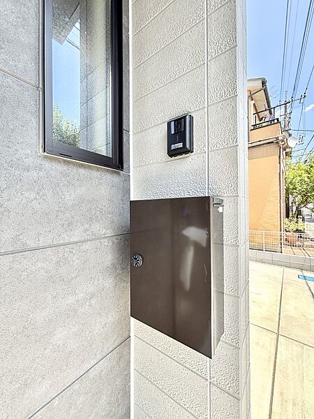 外観「無料オンライン相談」受付中！シンプルデザインのポスト。