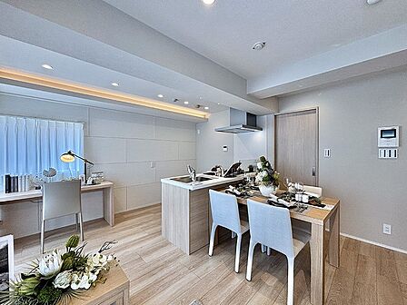 内装「無料オンライン相談」受付中！ご家族の賑やかな話し声で包まれる明るいリビング  