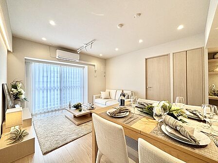明るい陽光が注ぎ、寛ぎの雰囲気に満たされるダイニング。
