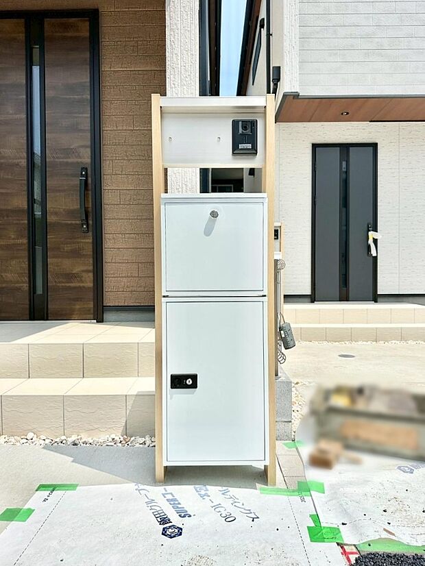 表札・インターホン・ポスト・宅配BOXをひとつに集約。エントランスになじむシンプルデザイン。