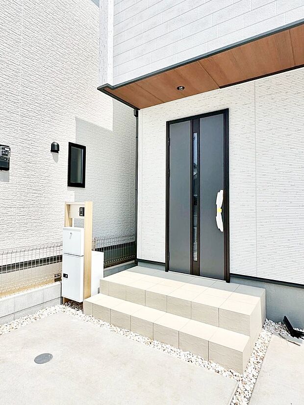玄関前は雨が降っても濡れにくい屋根付き