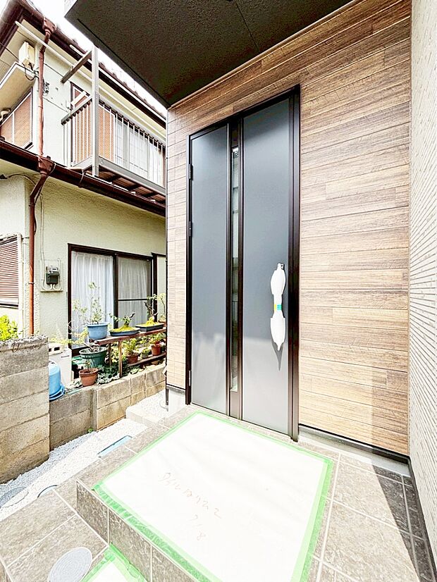 外観「無料オンライン相談」受付中!玄関前は雨が降っても濡れにくい屋根付き