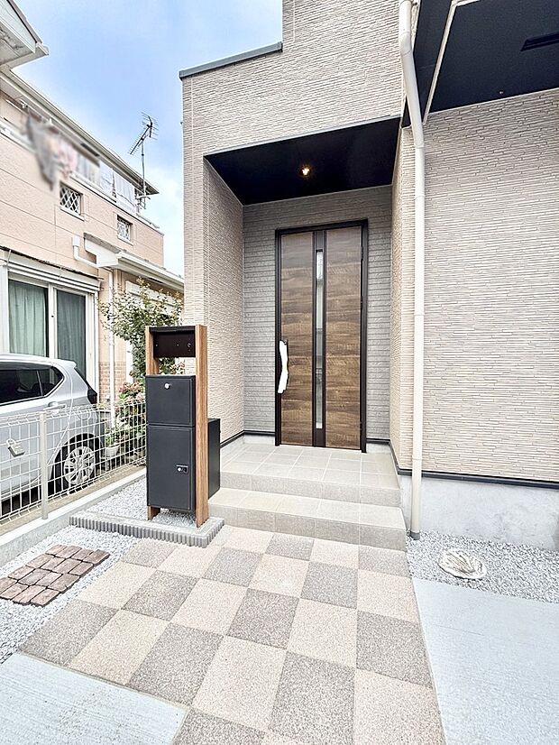 外観「無料オンライン相談」受付中!大切な家族、来客を出迎える玄関。