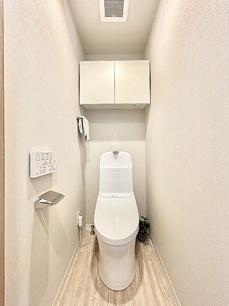 明るく清潔感のあるトイレです。