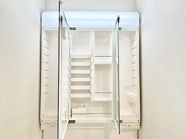 三面鏡の裏に、化粧品や衛生用品などを収納可能。洗面台をすっきりと保ちます!