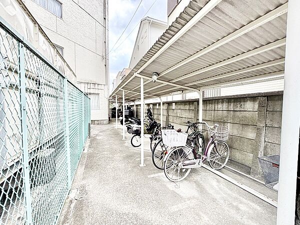 駐輪場は屋根付き