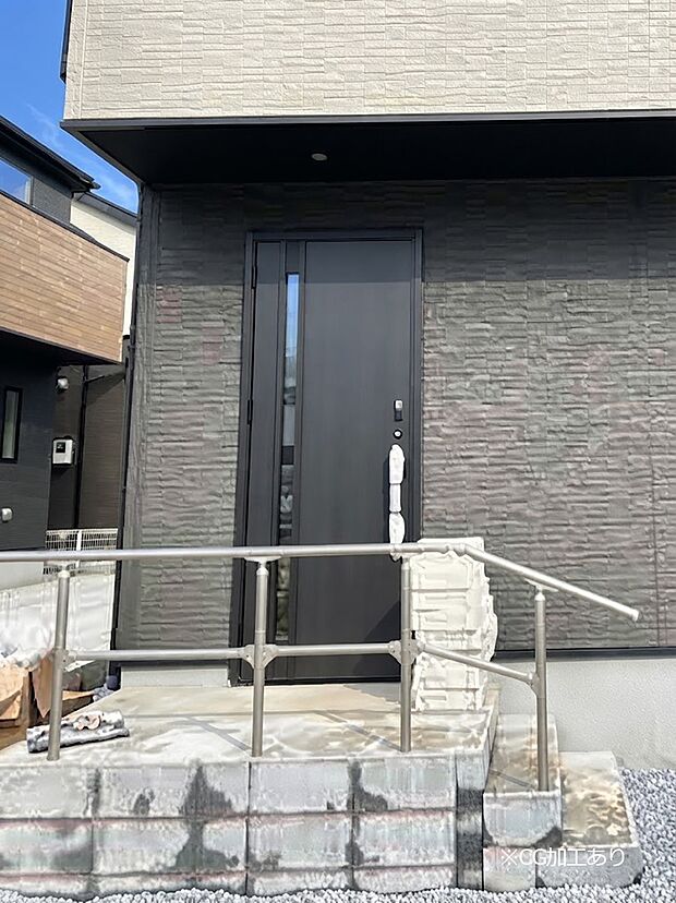 大切な家族、来客を出迎える玄関。玄関前は屋根付きで雨が降っていても濡れにくいです。 