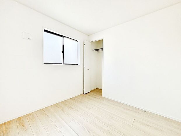 お子さまのお部屋としても!衣類の整理整頓に便利なクローゼット付きの洋室。