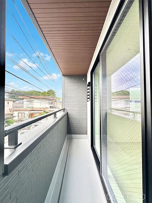 内装「無料オンライン相談」受付中!暖かな陽光が降り注ぐバルコニーはお洗濯におすすめ。