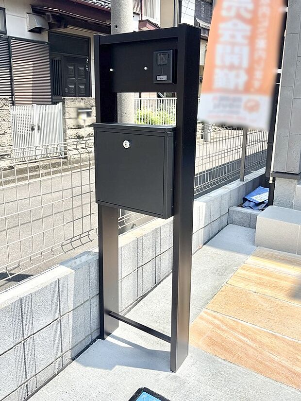 表札・インターホン・ポストをひとつに集約。エントランスになじむシンプルデザイン。