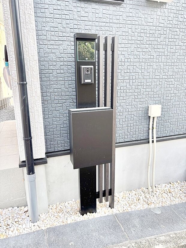 表札・インターホン・ポストをひとつに集約。エントランスになじむシンプルデザイン。