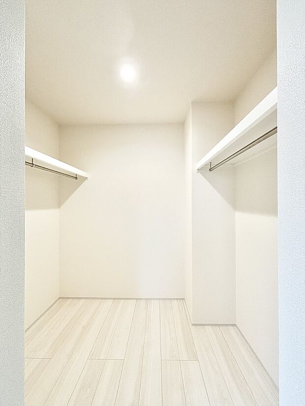 ウォークインクローゼット付きで生活空間を広く利用できます。