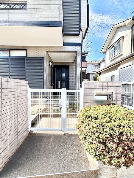 プライバシー保護や防犯性向上に役立つ門扉つきの玄関ポーチ。