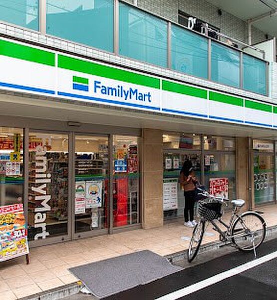 コンビニ 300m ファミリーマート 椎名町駅南口店