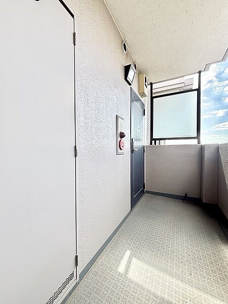シンプルで落ち着いた雰囲気の玄関周り