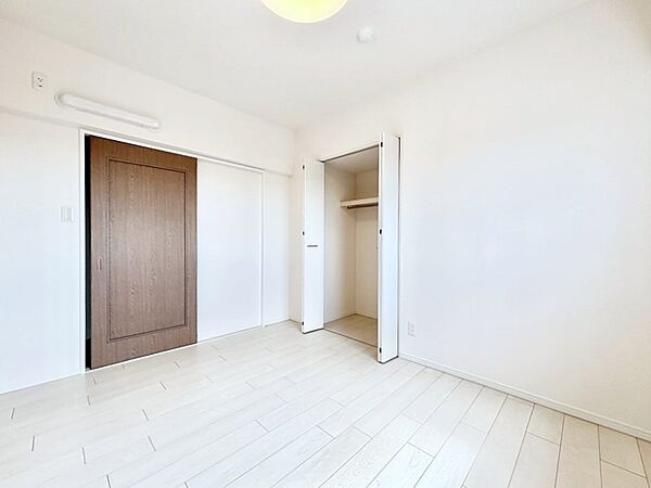 洋室クローゼット。奥行きがあるので厚手の衣類もすっきり収納できます。