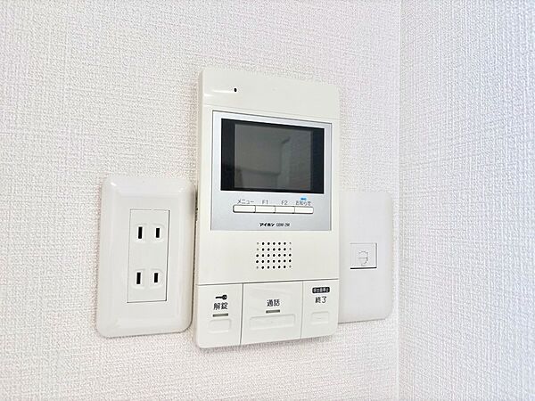 訪問者が一目でわかる安心のＴＶモニター付きインターホン。