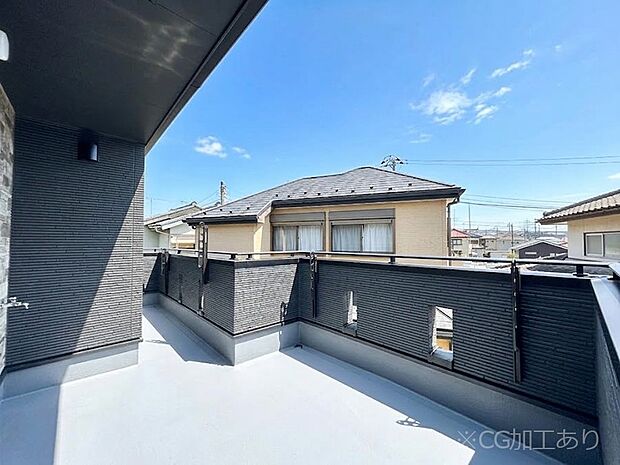 ルーフバルコニー。眺めも良く、大きな洗濯物も広げて干せます。